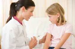 Введение вакцины в предплечье Введение вакцины в предплечье